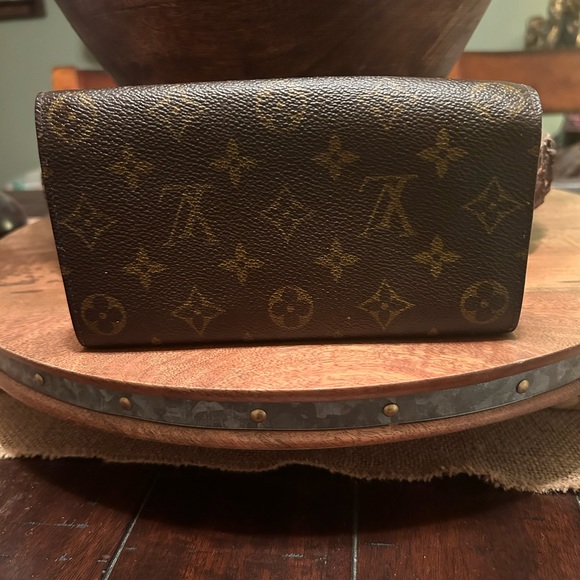 Authentic Louis Vuitton Monogram Portefeiulle Sarah long bifold wallet. - Picture 10 of 15